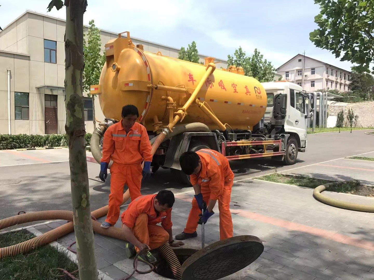 余姚管道疏通车停在窨井附近