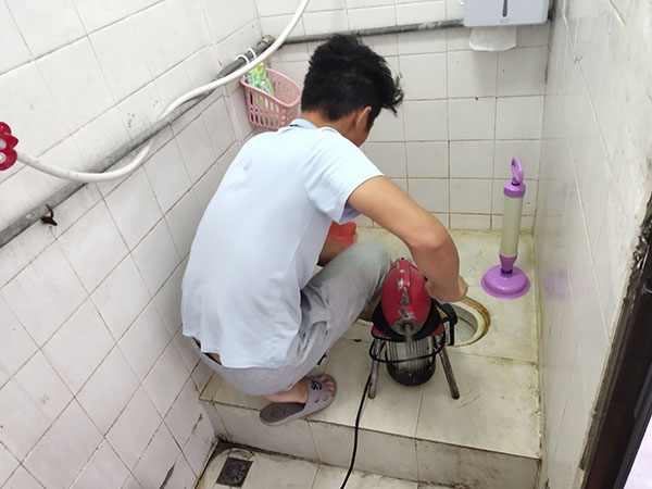 余姚管道堵塞冒臭气 专业师傅现场解决问题